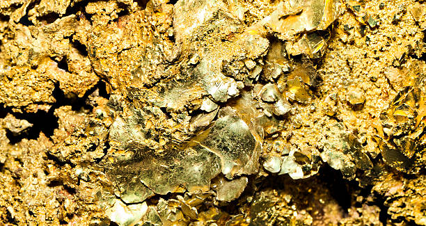 puro ouro nuggets escaldantes preço - close up shiny merchandise rough imagens e fotografias de stock