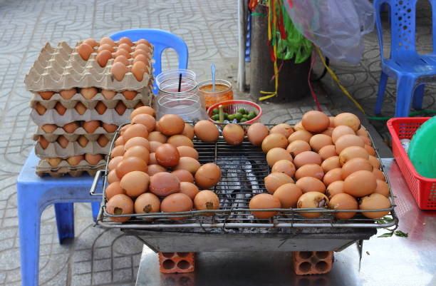 oeufs grillés sur la cuisinière - vietnam market asia bird photos et images de collection