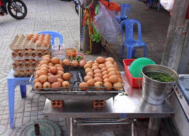 oeufs à vendre sur le marché au vietnam - vietnam market asia bird photos et images de collection