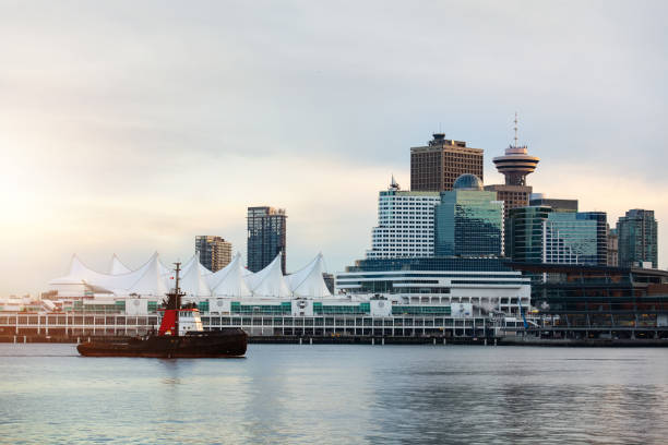 schlepper am canada place im hafen von vancouver - scenics skyline panoramic canada place stock-fotos und bilder