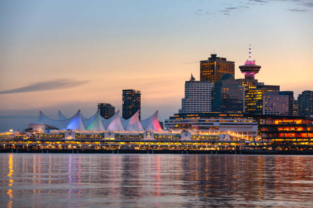 blick in die innenstadt von vancouver in der dämmerung - scenics skyline panoramic canada place stock-fotos und bilder