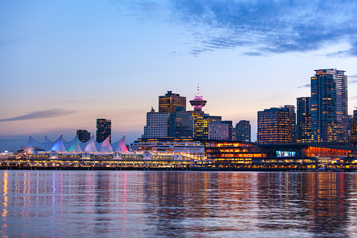 El centro de Vancouver frente al mar y la vista de Canada Place en el crepúsculo photo