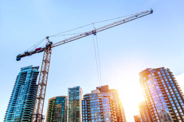 日の出時のバンクーバーのダウンタウンの建設クレーン - crane construction construction site building activity ストックフォトと画像
