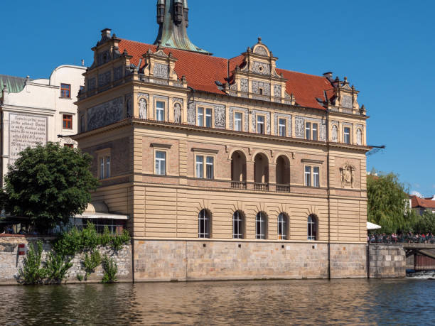 museum bedrich smetana, ehemals wasserwacht der altstadt in prag, tschechische republik - charles bridge stock-fotos und bilder