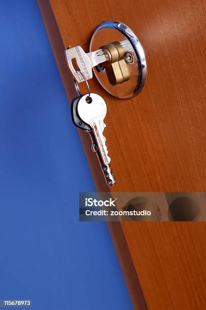 Porta Fechada Com Teclas - Fotografias de stock e mais imagens de Abrir - Abrir, Acessibilidade, Apartamento