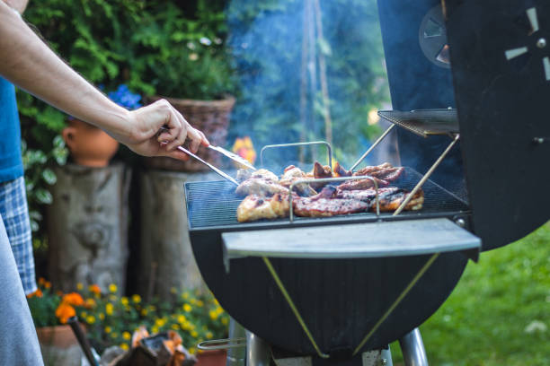 屋外の夏のバーベキューでマリネ食品を調理する男 - grilled chicken grilled barbecue grill barbecue ストックフォトと画像