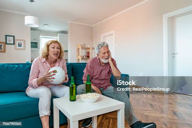 Photo libre de droit de Couples Gris Heureux De Cheveux Regardant Le Jeu De Football À La Tv banque d'images et plus d'images libres de droit de Adulte d'âge mûr