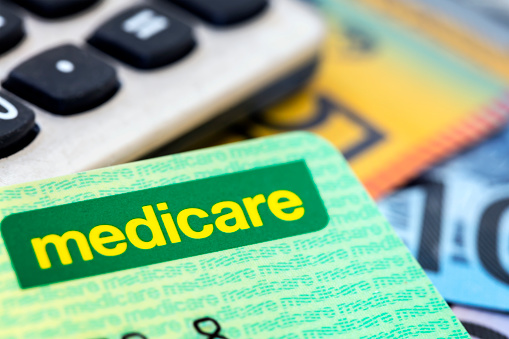 Tarjeta australiana de Medicare con calculadora y efectivo photo