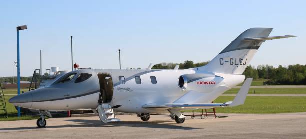 オンタリオ州ハノーバー空港で燃料を補給する駐機場のホンダジェット - airport runway airplane commercial airplane ストックフォトと画像