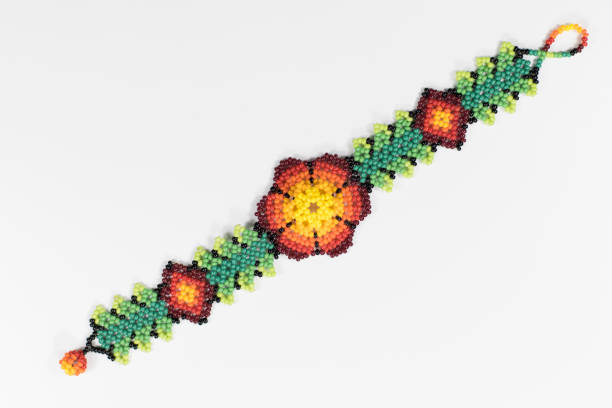 часть мексиканских ювелирных изделий, традиционных для местных жителей, сделанные только в мексике и beeing называется пейот. - glass jewelry necklace bead стоковые фото и изображения
