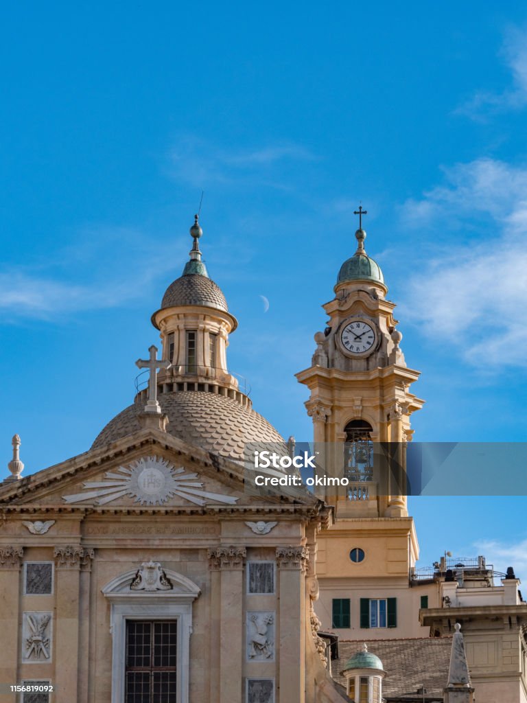 Facciata E Cupola Della Chiesa Dei Santi Ambrogio E Andrea Detta Del