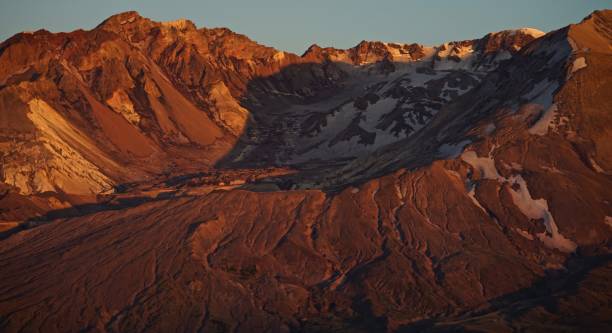 el famoso cráter iluminado - nature active volcano mt st helens volcano fotografías e imágenes de stock