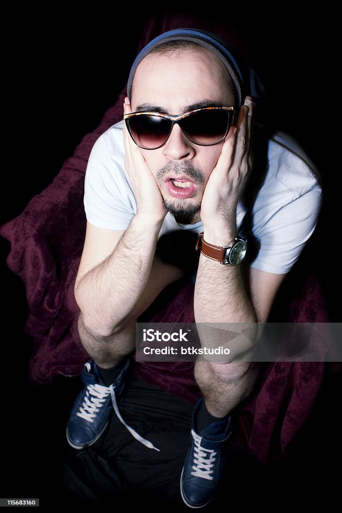 Uomo pazzo e sfondo nero - Foto stock royalty-free di Adulto