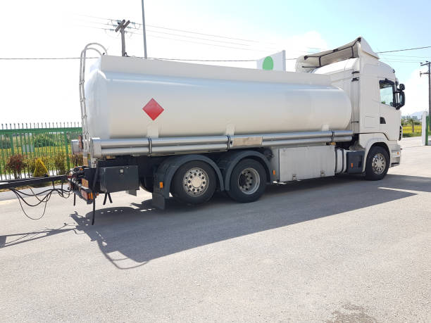 coche cisterna en la carretera gass transporteion bussiness - truck oil industry natural gas action fotografías e imágenes de stock