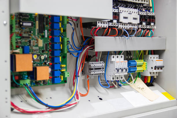 controllare il centralino di tensione con interruttori a circuito per - circuit breaker foto e immagini stock