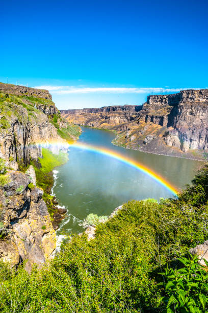 맑은 하늘과 트윈 폴스에서 쇼숀 폭포를 통해 더블 무지개와 아름다운 아침, 아이다호 - shoshone falls 뉴스 사진 이미지