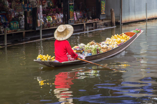 mercato galleggiante di damnoen saduak - bangkok thailand asia thai culture foto e immagini stock