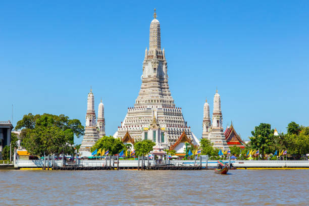 ват арун большой ориентир в бангкоке - stupa pagoda thailand asian culture стоковые фото и изображения