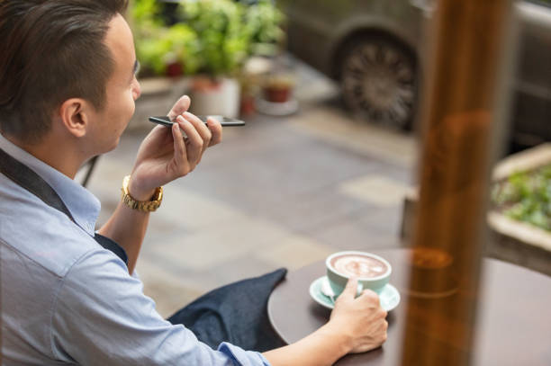 電話で話している男 - cafe table outdoors speaker ストックフォトと画像