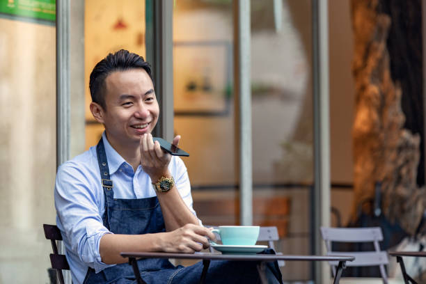 전화로 말하는 남자 - cafe table outdoors speaker 뉴스 사진 이미지