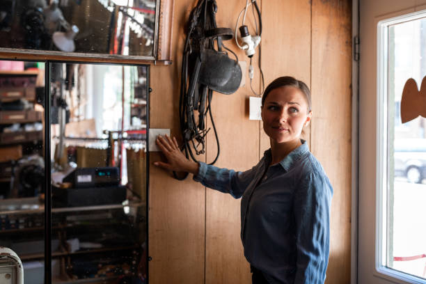 小さなワークショップ事業で働く若い女性起業家 - independence business women manual worker ストックフォトと画像