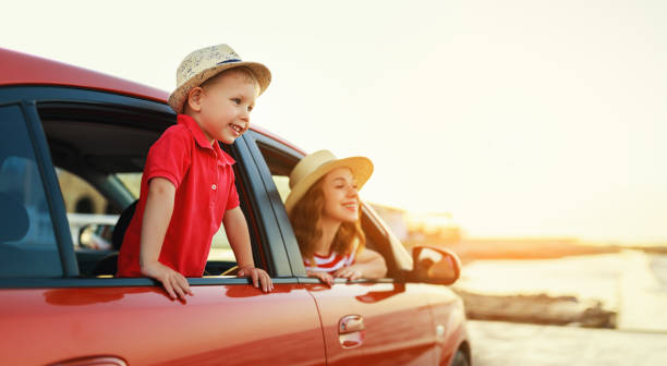 felice famiglia madre e bambino va al viaggio estivo in auto - travel red vacations outdoors foto e immagini stock