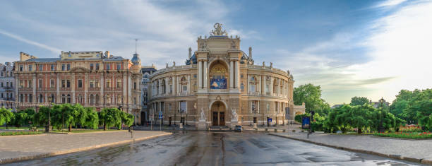 オペラハウスとオデッサの劇場広場、ua - day outdoors built structure building exterior ストックフォトと画像