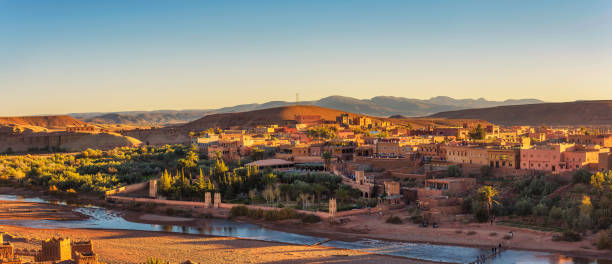 panorama de coucher du soleil d'ait benhaddou au maroc - moroccan culture atlas mountains marrakech morocco photos et images de collection