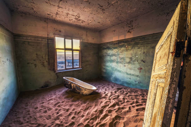 ruínas da cidade de mineração kolmanskop no deserto de namib perto de luderitz em namíbia - luderitz city - fotografias e filmes do acervo