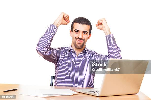 Glückliche Junge Mann Bei Der Arbeit Stockfoto und mehr Bilder von Computer - Computer, Drahtlose Technologie, Erfolg