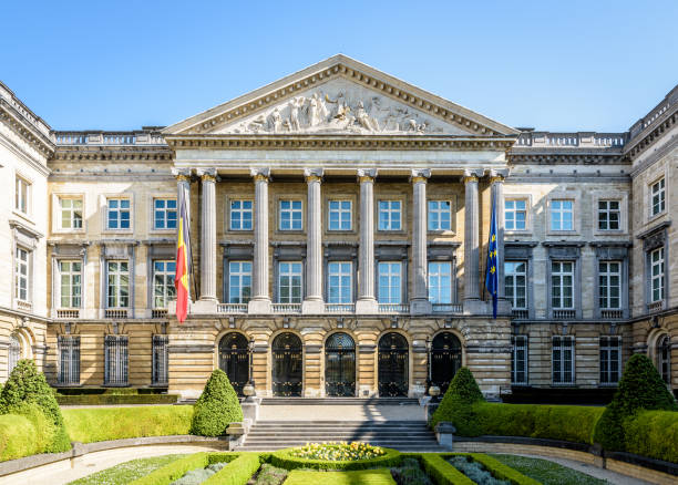 widok z przodu pałacu narodu, siedziby belgijskiego parlamentu federalnego w brukseli, belgia. - bush formal garden boxwood flower bed zdjęcia i obrazy z banku zdjęć