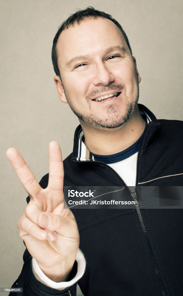 Uomo felice facendo segno di pace a mano - Foto stock royalty-free di 35-39 anni