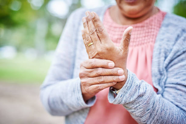 tengo artritis en la mano - one old woman only fotografías e imágenes de stock