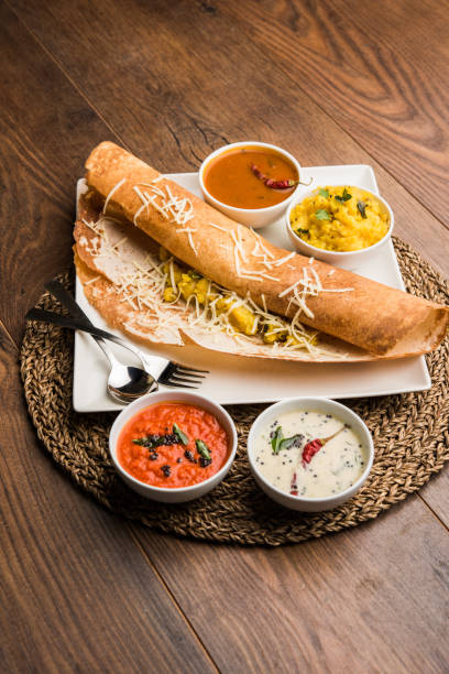 ricetta masala dosa al formaggio con sambar e chutney, messa a fuoco selettiva - dosa foto e immagini stock