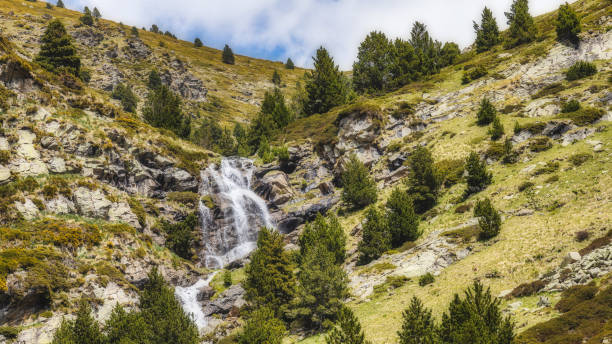 bardzo ładna dolina w pirenejach górskich hiszpanii (nazwa doliny to vall de nuria) - runnel zdjęcia i obrazy z banku zdjęć