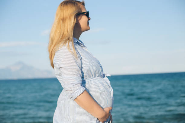 istock Enjoying pregnancy at the sea 1156897076