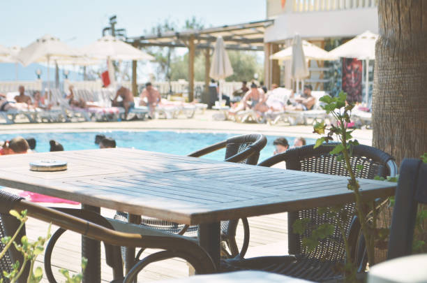 restauracja i odkryty basen w ośrodku hotelowym dla dzieci. - obraz - umbrella poolside table dining zdjęcia i obrazy z banku zdjęć