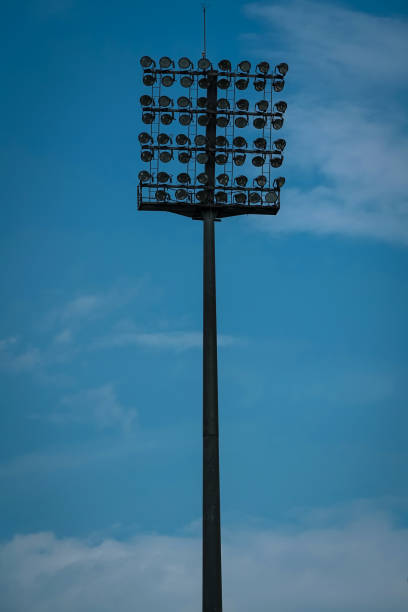 luzes fora do estádio - floodlight blue sky day - fotografias e filmes do acervo