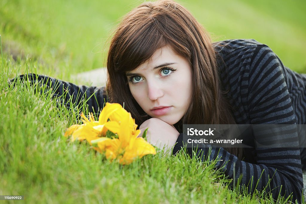 Triste Jeune femme allongée sur l'herbe - Photo de Adulte libre de droits