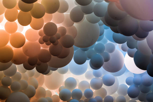 sfondo astratto di molti palloncini blu e viola che galleggiano di fila - decoration fun in a row vibrant color foto e immagini stock