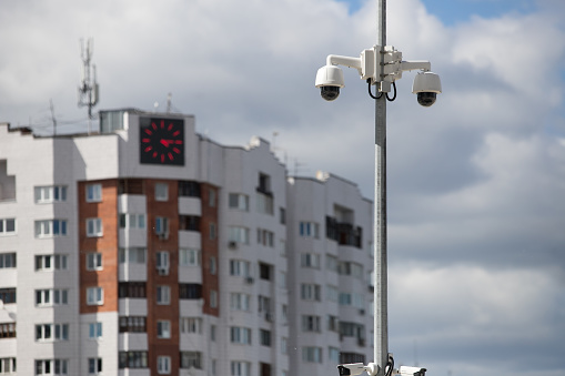 Vista de una cámara de video de vigilancia contemporánea unida a una viga metálica de la fachada de un rascacielos de negocios moderno; cámara de vídeo de seguridad en la fachada de una oficina de gran altura photo