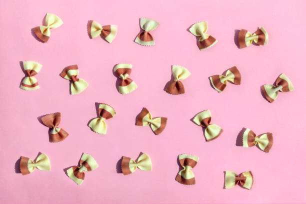 kolorowe włoskie łuki makaronu na różowym tle. suchy makaron do gotowania zdrowej żywności, widok z góry, płaski lay. - 2532 zdjęcia i obrazy z banku zdjęć