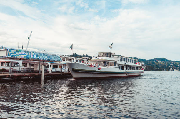 navio de cruzeiros no lago lucerna atracação perto do porto nublado dia 2019 - naval flag - fotografias e filmes do acervo