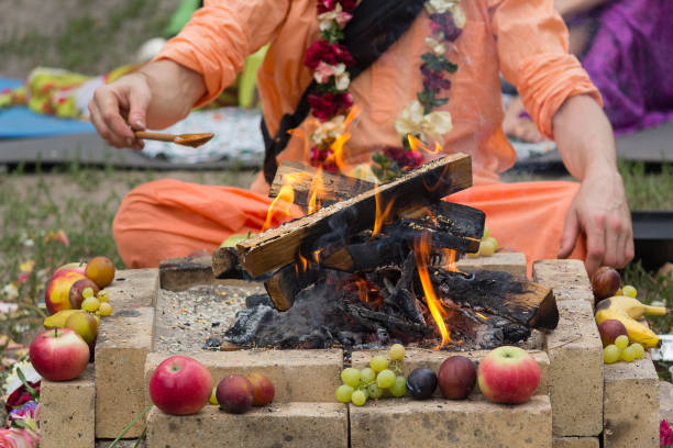 hindu-ritual mit kochen und gebetslektüre - international society for krishna consciousness stock-fotos und bilder