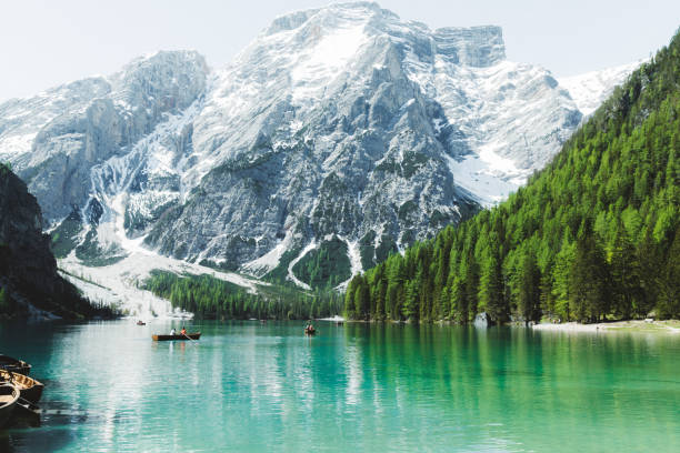 lago di braies bergsee in dolomitischen alpen - latemar mountain range stock-fotos und bilder