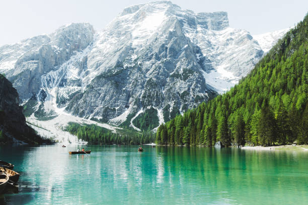 lago di braies sulle alpi dolomitiche - latemar mountain range foto e immagini stock