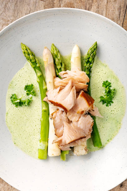 asparagi verdi e bianchi con salmone in fiocchi. - smoked salmon cooking copy space food foto e immagini stock