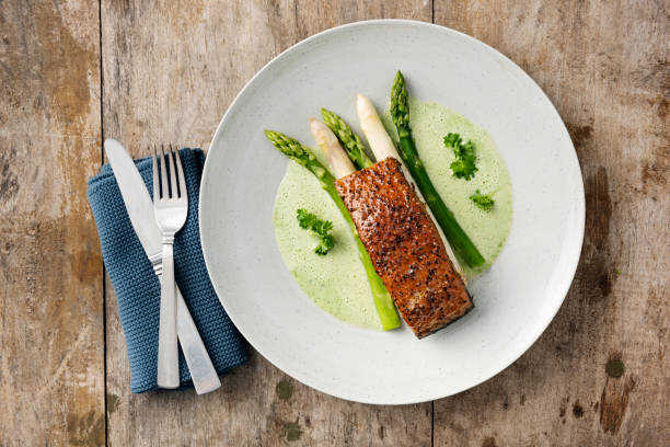 asparagi verdi e bianchi con salmone affumicato. - smoked salmon cooking copy space food foto e immagini stock