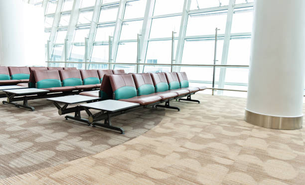 empty waiting area at the airport - airport waiting room waiting airport lounge imagens e fotografias de stock