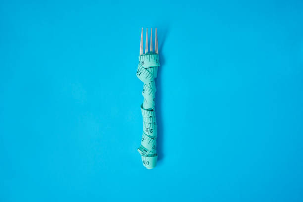 não, obrigado, eu estou em uma dieta - healthy eating fork tape measure still life - fotografias e filmes do acervo